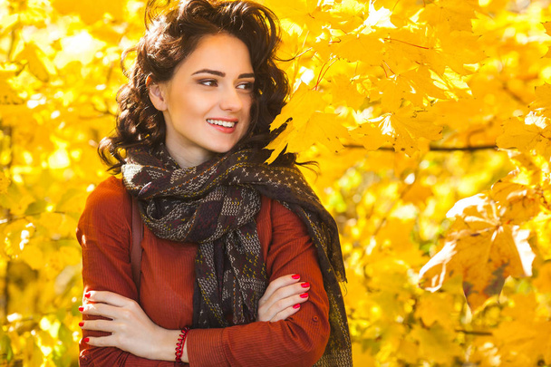 Młoda kobieta piękna jesień. Portret atrakcyjna młoda dziewczyna na zewnątrz - Zdjęcie, obraz