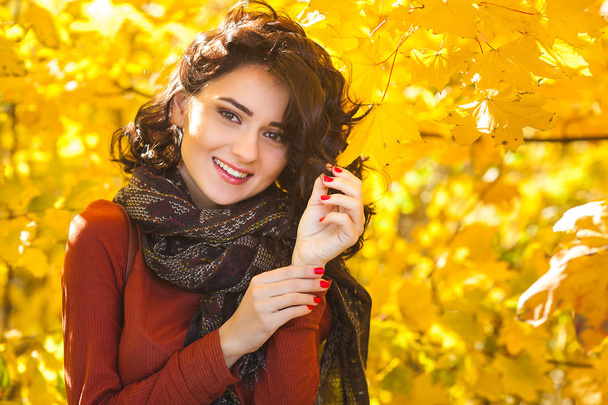 Młoda kobieta piękna jesień. Portret atrakcyjna młoda dziewczyna na zewnątrz - Zdjęcie, obraz