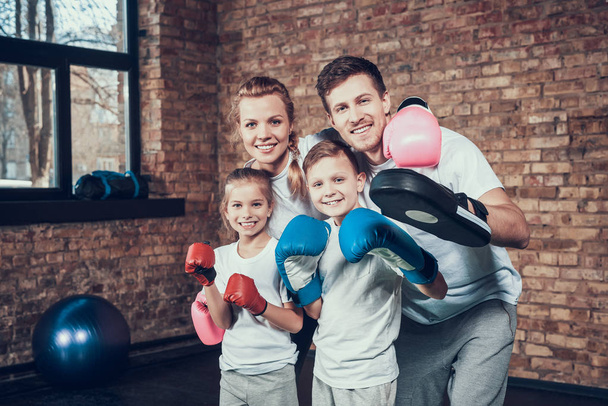 Mutlu aile sonrası eğitim spor salonunda boks eldivenleri poz - Fotoğraf, Görsel