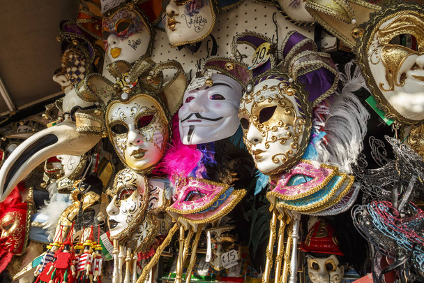 Máscaras venecianas en la exhibición de la tienda en Venecia, Italia, 2016
 - Foto, Imagen