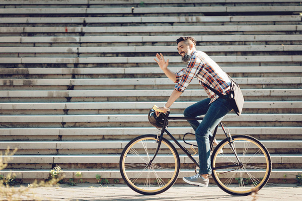 Homem de negócios casual vai trabalhar de bicicleta
 - Foto, Imagem