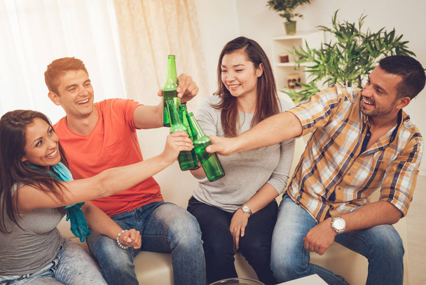 Ystävät nauttivat oluesta ja paahtoleipää yhdessä kotijuhlissa
 - Valokuva, kuva