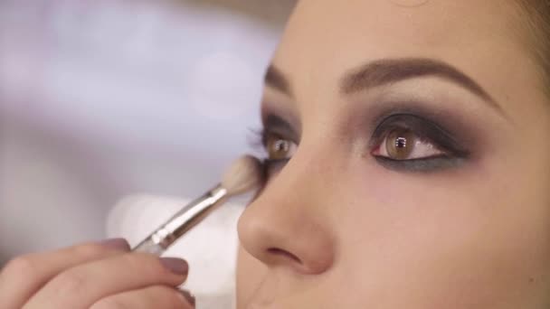 The makeup artist shading eyeshadow - Materiał filmowy, wideo