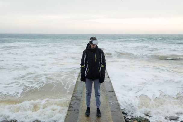 guy learns virtual reality by the sea - Fotó, kép