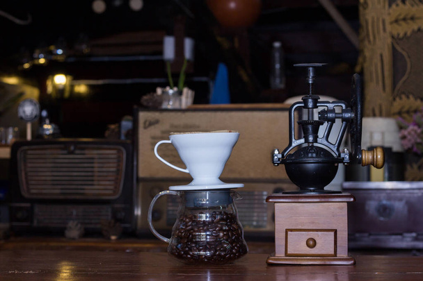 Kávédaráló kávé bab az üveg az asztalon - Fotó, kép
