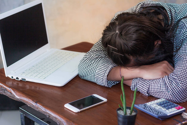 Erschöpfte Frauen schlafen nach hartem Arbeitstag am Arbeitsplatz  - Foto, Bild