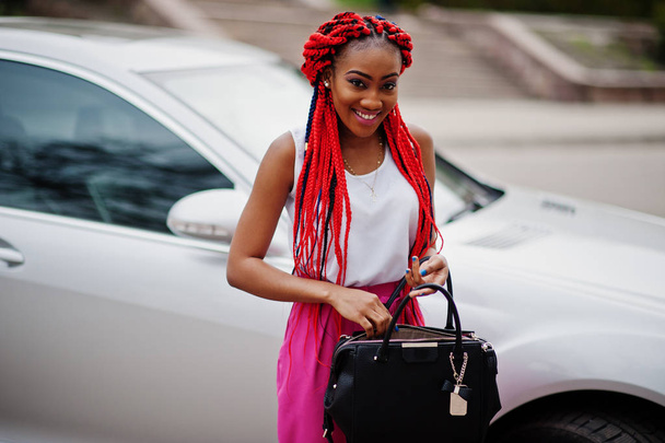 Mulher de negócios afro-americana na moda em calças rosa e re
 - Foto, Imagem