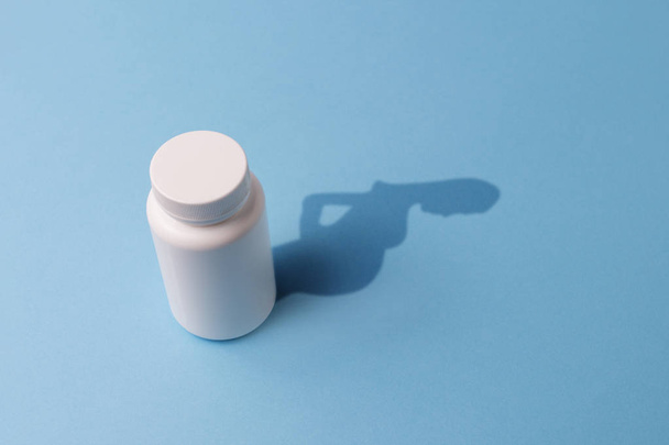 Plastikflasche mit Tabletten und Schatten in Form einer Schwangeren - Foto, Bild