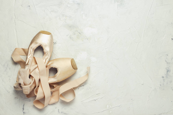 Chaussures de ballet Pointe fond en pierre claire. Concept de salle de bal
  - Photo, image