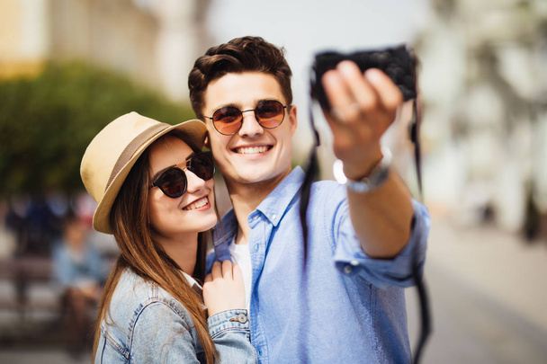 Τουριστική ζευγάρι τη λήψη selfie είτε κατά τη διάρκεια της ταξίδια στη νέα πόλη. Ταξίδια - Φωτογραφία, εικόνα