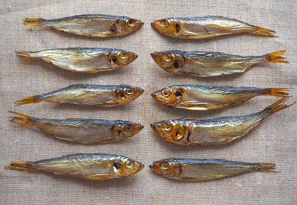 Ringa balığı balık füme. Çuval bezi üzerinde lezzetli füme balık. - Fotoğraf, Görsel