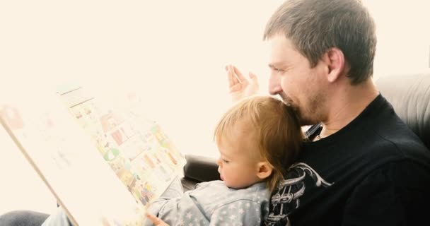 Baba ve küçük oğlu evde kitap ile - Video, Çekim