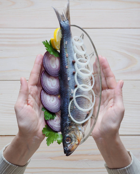 Egy ízletes hal sós hering a tányéron. A mediterrán- és orosz ételeket. - Fotó, kép