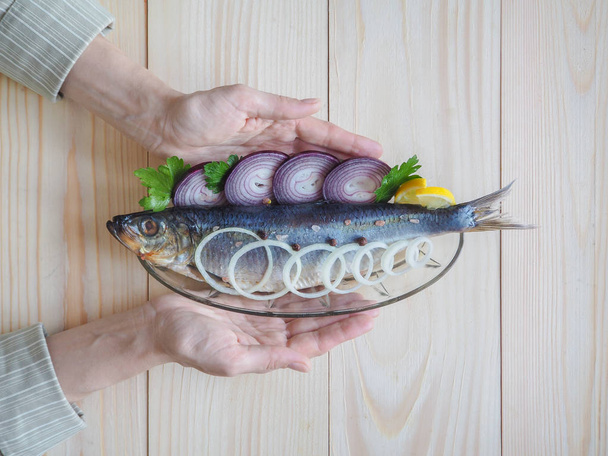 ein köstlicher gesalzener Fischhering auf dem Teller. die mediterrane und russische Küche. - Foto, Bild