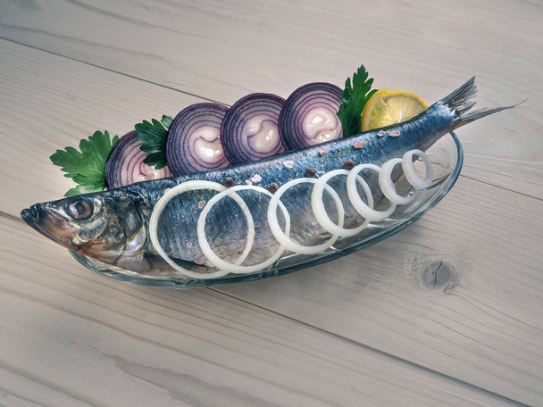 Un délicieux hareng de poisson salé dans l'assiette. La cuisine méditerranéenne et russe
. - Photo, image