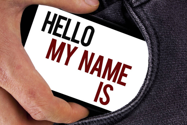 Текст от руки Hello My Name Is. Концепция означает встречу с кем-то новым Введение Интервью Презентация написана на мобильном экране держа в руке на фоне джинсов
. - Фото, изображение