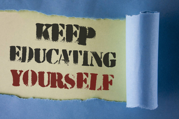 Schreibnotiz, die zeigt, dass Sie selbst für Bildung sorgen. Business-Foto präsentiert nie aufhören zu lernen, besser zu sein fördern unter Tränenfaltpapier auf schlichtem weißem Hintergrund geschrieben. - Foto, Bild