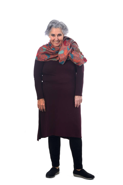 retrato completo de una mujer mayor en blanco
 - Foto, imagen