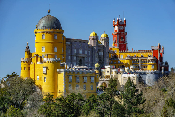 Palácio da Pena sobre a colina. Sintra, Lisboa. Portugal
 - Foto, Imagem