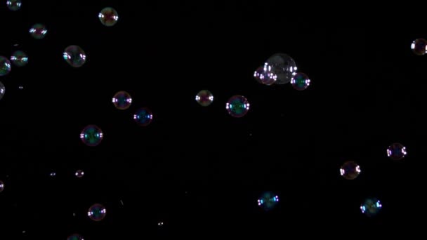 burbujas de jabón sobre fondo negro - Metraje, vídeo