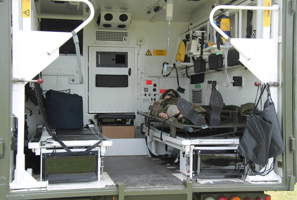 Een Mannequin-Model in een militaire Ambulance voertuig. - Foto, afbeelding