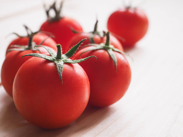 Вкусные сочные красные помидоры
. - Фото, изображение