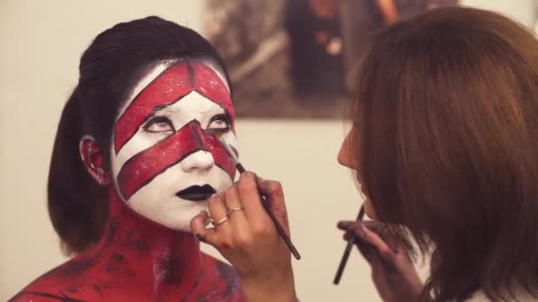 El maquillador dibujando el contorno de los ojos
 - Imágenes, Vídeo
