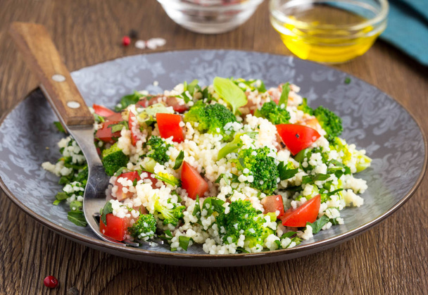 Salad with couscous, tomatoes, broccoli, tabbouleh - Foto, Imagem