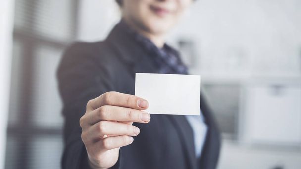 Kobieta trzyma karty biznesowe - Zdjęcie, obraz