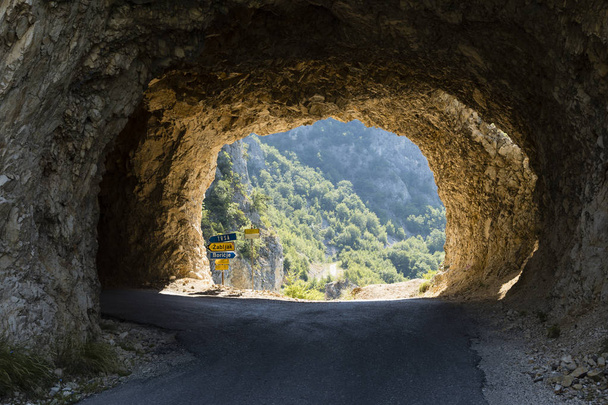 モンテネグロのドゥルミトル国立公園内のトンネル内道路のジャンクション - 写真・画像