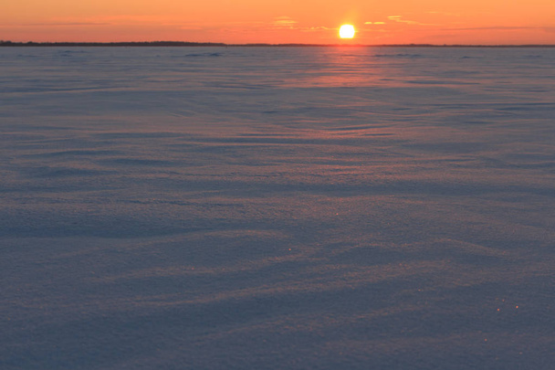 Snowfield w promieniach zachodzącego słońca, Rosja - Zdjęcie, obraz
