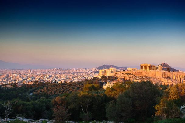 Acrópolis-Atenas rodeada de frondoso follaje, Grecia
 - Foto, Imagen
