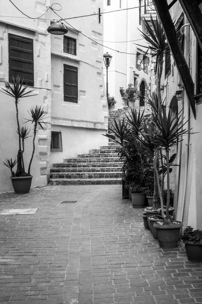チャニア、クレタ島、ギリシャで路地のビュー - 写真・画像