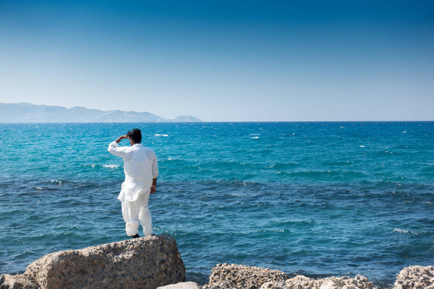 Hombre admirando el paisaje marino de la costa rocosa, Heraklion, Grecia
 - Foto, imagen