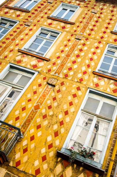 Χαμηλή γωνία προβολής της κίτρινο τοίχο ενός κτιρίου, Βρετάνη, Γαλλία, Ευρώπη - Φωτογραφία, εικόνα