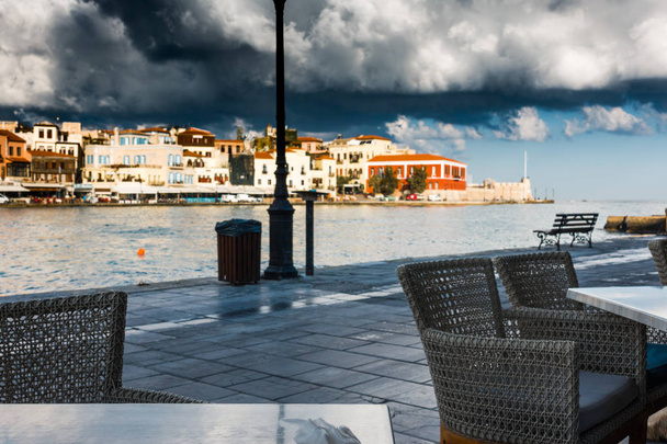 Vue partielle d'un restaurant avec toile de fond paysage urbain, La Canée, Crète, Grèce
 - Photo, image