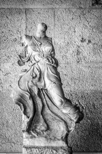 Blick auf eine kaputte Frauenstatue, Athen, Griechenland - Foto, Bild