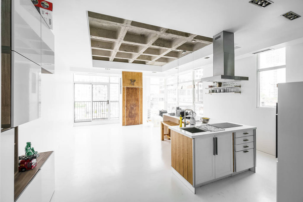 Interno della cucina moderna con soffitto incompiuto
 - Foto, immagini