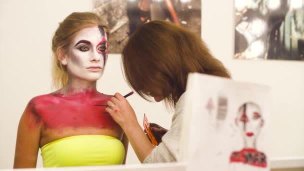Makeup artist drawing on the models face - Footage, Video