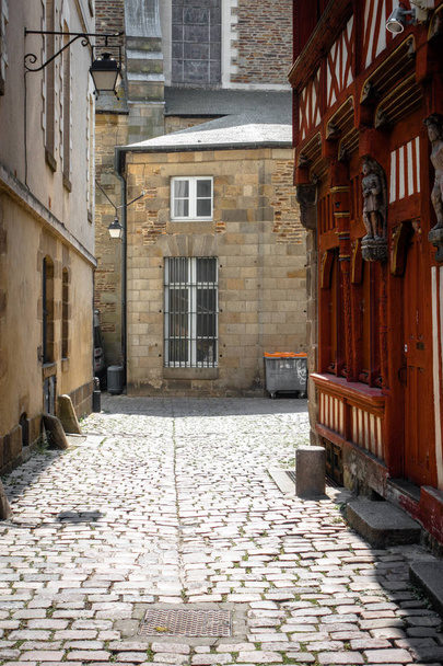 Pohled na dlážděné uličky mezi obytné budovy, Bretaň, Francie, Evropa - Fotografie, Obrázek
