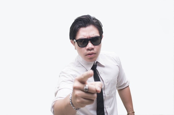 asiático hombre de negocios señala su dedo
 - Foto, imagen