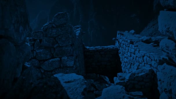 Переміщення через стародавньої будівлі руїни в місячному світлі - Кадри, відео