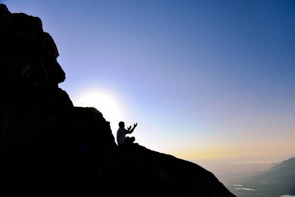μοναχικός άνθρωπος προσεύχεται στα βουνά - Φωτογραφία, εικόνα