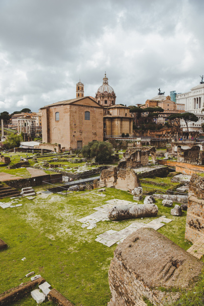 Słynne rzymskie forum ruiny w pochmurny dzień, Rzym, Włochy - Zdjęcie, obraz