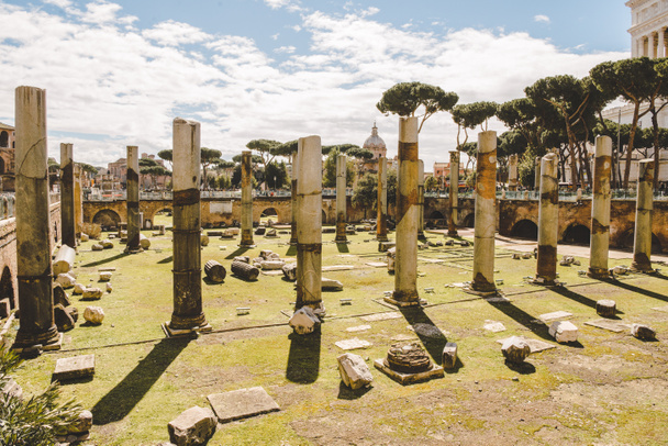 ókori római fórum romok napsütéses napon, Róma, Olaszország - Fotó, kép