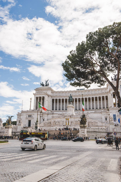 ROME, ITALY - 10 MARCH 2018: beautiful ancient building of Altare della Patria with cars and people on Piazza Venezia (Venezia Square) - Valokuva, kuva