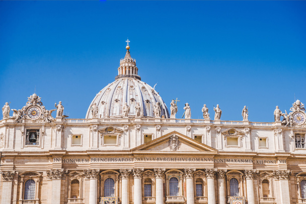 wunderschöne Petersbasilika unter blauem Himmel, vatikanisch, italien - Foto, Bild