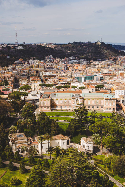 vista aérea de antiguos edificios romanos y del Palacio del Gobernador de la Ciudad del Vaticano, Italia
 - Foto, imagen