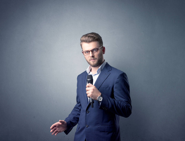 Businessman holding microphone - Valokuva, kuva