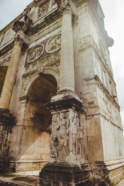 Onderaanzicht van mooie boog van Constantijn, Rome, Italië - Foto, afbeelding